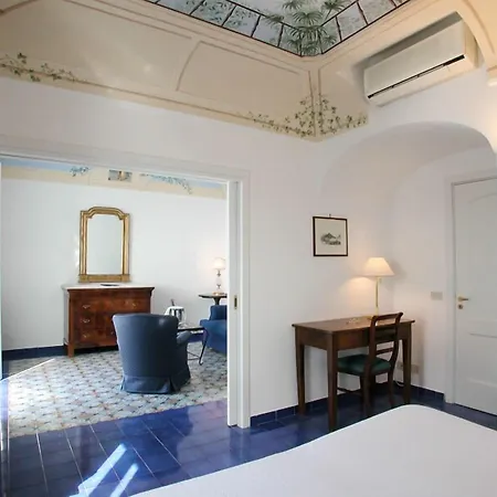 卢纳康文特酒店