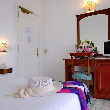 卢纳康文特酒店 4*