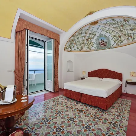 卢纳康文特酒店 4*