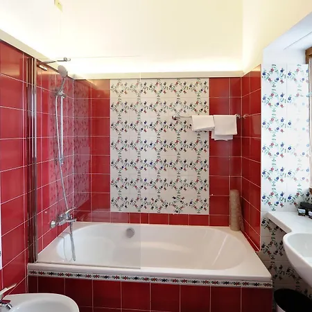 卢纳康文特酒店